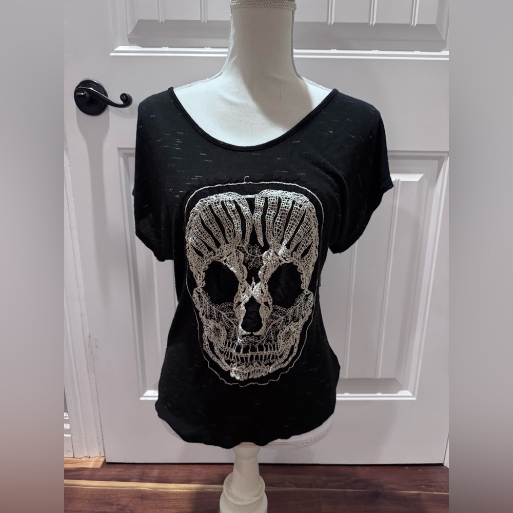 Black Skull Graphic T-Shirt large
